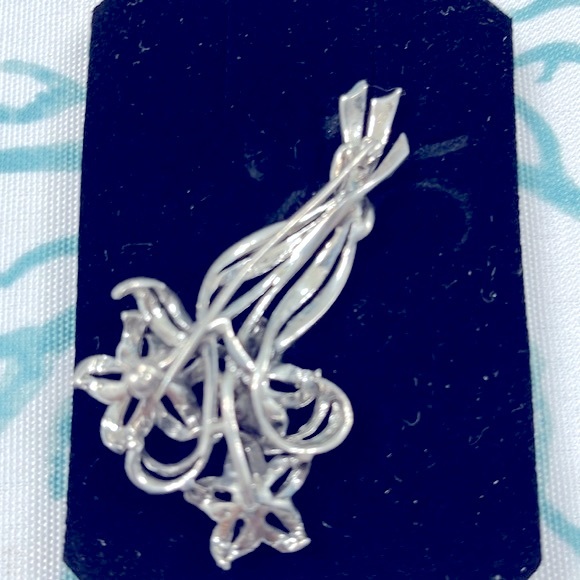 Vintage Marcasite and Silver Bouquet Brooch - Picture 4 of 5